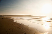 Sonnenuntergang am Strand von Putsborough Sands, Nord-Devon, Großbritannien