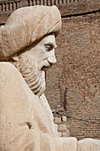 Statue von Ibn Al-Mistawfi, die den Eingang zur Zitadelle von Erbil bewacht, Erbil, Irakisch-Kurdistan, Irak