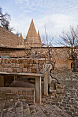 Kegelförmige Dächer, charakteristisch für jesidische Stätten, Lalish, Irakisch-Kurdistan, Irak