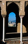 Bögen und Fenster, die Alcazaba, Malaga, Andalusien, Spanien.