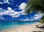 Blick entlang des Reduit Beach zur Pigeon Island, Rodney Bay, St. Lucia.