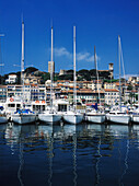 Blick durch Yachten im Hafen auf die Altstadt von Cannes, Frankreich.