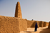Niger, Sahara-Wüste, Region Agadez, wurde ursprünglich 1515 erbaut und 1844 restauriert. Die Moschee beherbergt ein renommiertes Zentrum für Islamische Studien und ihr 30 Meter hohes Minarett ist das höchste aus Lehm gemauerte Minarett Afrikas; Agadez, aus Lehm, Große Moschee von Agadez