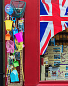 Vereinigtes Königreich, England, Cornwall, Seaside bucket and spade shop; Falmouth