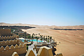 Vereinigte Arabische Emirate, Qasr al Sarab; Abu Dhabi, Hauptpool und Royal Villas in der Ferne