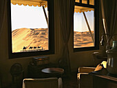 Vereinigte Arabische Emirate, Abu Dahbi, Qasr al Sarab, Blick aus dem Fenster der Bibliothek