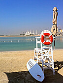 Vereinigte Arabische Emirate, Abu Dahbi, Shangri-la Hotel, Shaikh Zayed Bin Sultan Al Nahyan Moschee im Hintergrund, Rettungsschwimmerstuhl am Strand