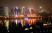 China, Sichuan, Skyline bei Nacht; Chongqing