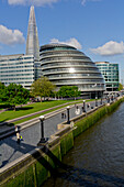 Vereinigtes Königreich, More London; London, Skyline mit Blick auf das Rathaus und das Shard-Gebäude