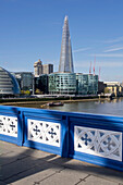 Vereinigtes Königreich, Skyline mit Shard-Gebäude von der Tower Bridge aus gesehen; London