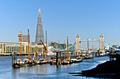 Vereinigtes Königreich, Blick auf Segelboote auf der Themse mit Tower Bridge und Shard-Gebäude im Hintergrund; London
