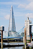 Vereinigtes Königreich, Blick auf die Tower Bridge und das Sahrd-Gebäude; London
