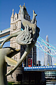 Vereinigtes Königreich, Shard-Gebäude im Hintergrund; London, Mädchen mit Delphin-Statue vor der Tower Bridge