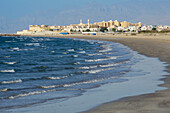 Vereinigte Arabische Emirate, Blick auf Skyline und Strand in der Ferne; Ras Al Khaimah