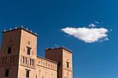 Marokko, Wolke und Hauptkasbah des Dar Ahlam Hotels; Skoura