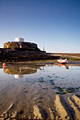 England, Guernseys Westküste; Guernsey, Fort Grey, Blick auf den Strand