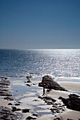 Vereinigtes Königreich, Blick auf Meer und Strand; Wales