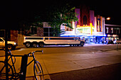 USA, Colorado, Boulder Theater im Art-Deco-Stil bei Nacht in der Innenstadt von Boulder; Boulder