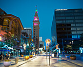 USA, Colorado, Daniels und Fisher Clock Tower von der 16th Street Mall aus gesehen bei Nacht; Denver