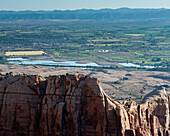 USA, Colorado, Herrliche Ausblicke auf steile Felsschluchten und Monolithen aus rotem Sandstein; Colorado National Monument