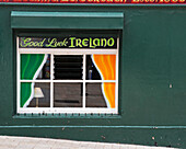 Vereinigtes Königreich, Nordirland, Grafschaft Londonderry, Fenster einer lokalen Bar; Derry