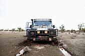 Kenia, Frontansicht eines Landrovers im Schlamm; Nordturkana