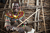 Kenia, Lake Baringo; Rift Valley, Porträt einer traditionell gekleideten Frau vom Stamm der Pokot