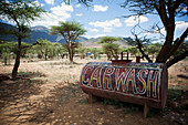 Lokales Autowaschanlagenschild auf Wassertank gemalt; Kenia