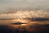 Italien, Marken, Sonnenstrahlen durch Wolken bei Sonnenaufgang; Porto San Giorgio