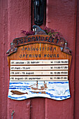 Detail des Öffnungszeit-Schildes vor dem Polarmuseum; Tromso, Norwegen