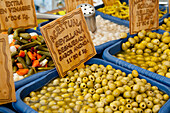 Oliven auf einem Straßenmarkt in Alcudia, Mallorca, Balearische Inseln, Spanien