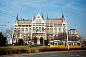 Straßenbahn fährt vor dem ungarischen Parlament vorbei, Budapest, Ungarn