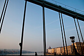Ansichten des ungarischen Parlaments von der Kettenbrücke aus, Budapest, Ungarn