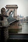 Ansichten des ungarischen Parlaments und der Kettenbrücke vom Burgviertel aus, Budapest, Ungarn