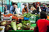 Obst- und Gemüsestand auf dem Broadway Market in Shoreditch, East London, London, Großbritannien
