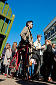 Menschen hängen auf dem Broadway Market in Shoreditch, East London, London, Großbritannien herum