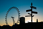 Riesenrad auch bekannt als das London Eye in der Abenddämmerung, London, UK
