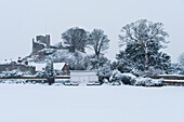UK, East Sussex, Blick über das Bowling Green zum verschneiten Schloss; Lewes