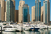 Dubai Marina, Dubai, Uae.Boote und Wohnhäuser in der Dubai Marina