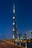 Dubai, Uaethe Burj Khalifa In der Abenddämmerung