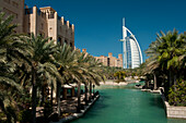 VAE, Madinat Jumeirah Hotel mit dem Burj Al Arab Hotel im Hintergrund; Dubai