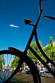 Silhouette eines Fahrrads vor einem Kanal,Amsterdam, Holland.