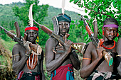 Junge Mursi-Stammesangehörige posieren mit AK-47 Kalaschnikow-Maschinengewehren (eine Waffe und ein neues Symbol für die Identität und den sozialen Status der Mursi), die während des Zweiten Bürgerkriegs im Sudan (1983 - 2005) ihren Weg in das Mursi-Land fanden. Makki / Süd-Omo / Region der südlichen Nationen, Nationalitäten und Völker (Äthiopien).
