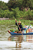 Frau im Kanu auf dem Tonle Sap See Kambodscha