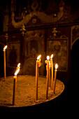 Gebetskerzen und geschmückter Altar Serbische Kirche, Kotor, Montenegro.Tif