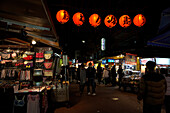 Laternen und Stände auf dem Nachtmarkt Taiwan