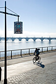 Europa, Frankreich, Bordeaux, Flussufer Gironde Radfahrer