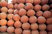 Zahlreiche Keramiktöpfe, Töpferdorf; Madhya Pradesh, Indien
