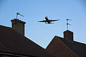 Flugzeug landet in der Nähe von Gebäuden in Heathrow London England Uk