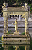 India, Tamil Nadu, Hindu Temple; Mahablipuram (Mamallarpuram), Statue depicting Hindu Deity